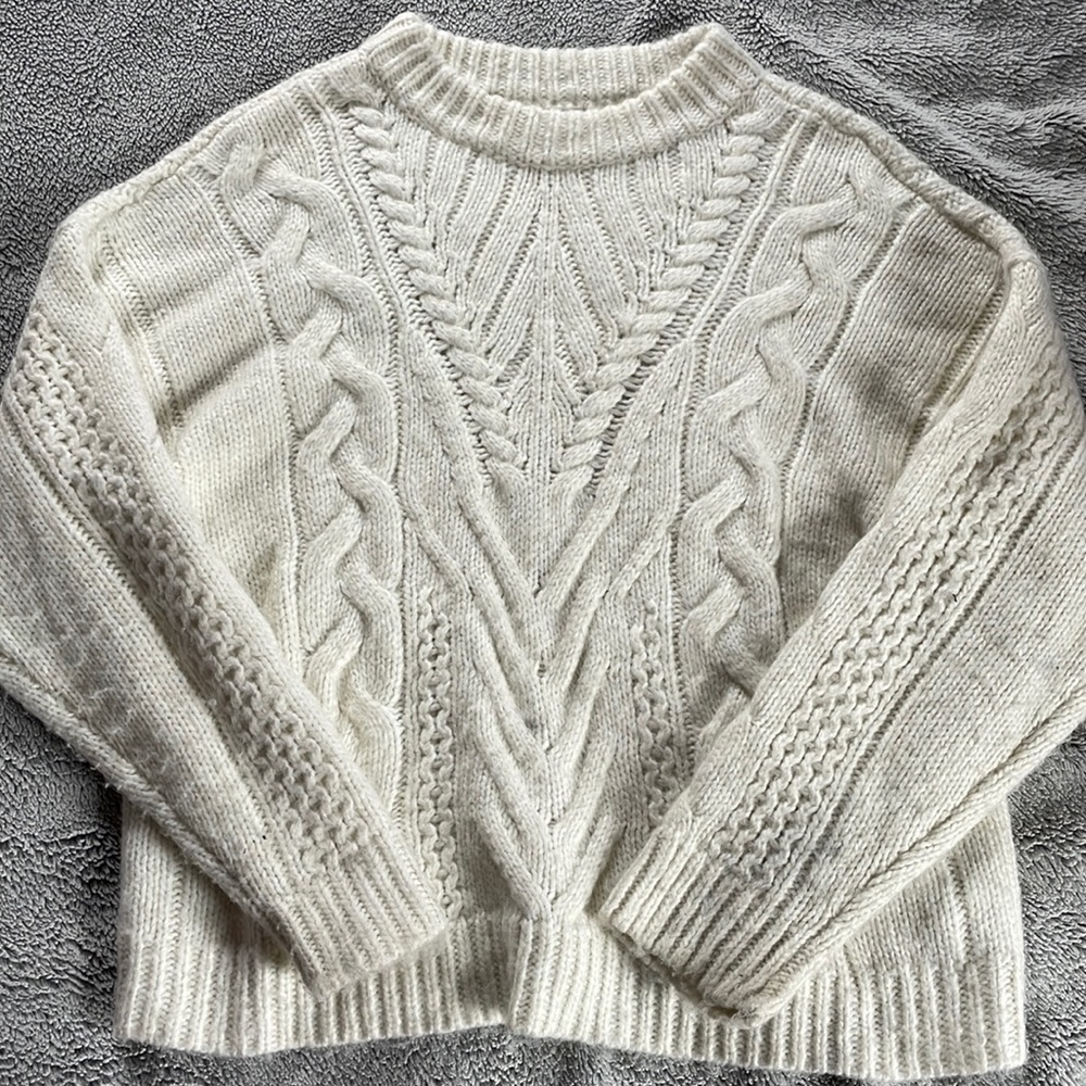 MEDIUM WHITE SWEATER CREWNECK
